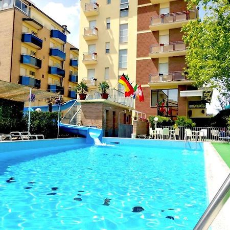 Club Hotel Residence Чезенатико Экстерьер фото