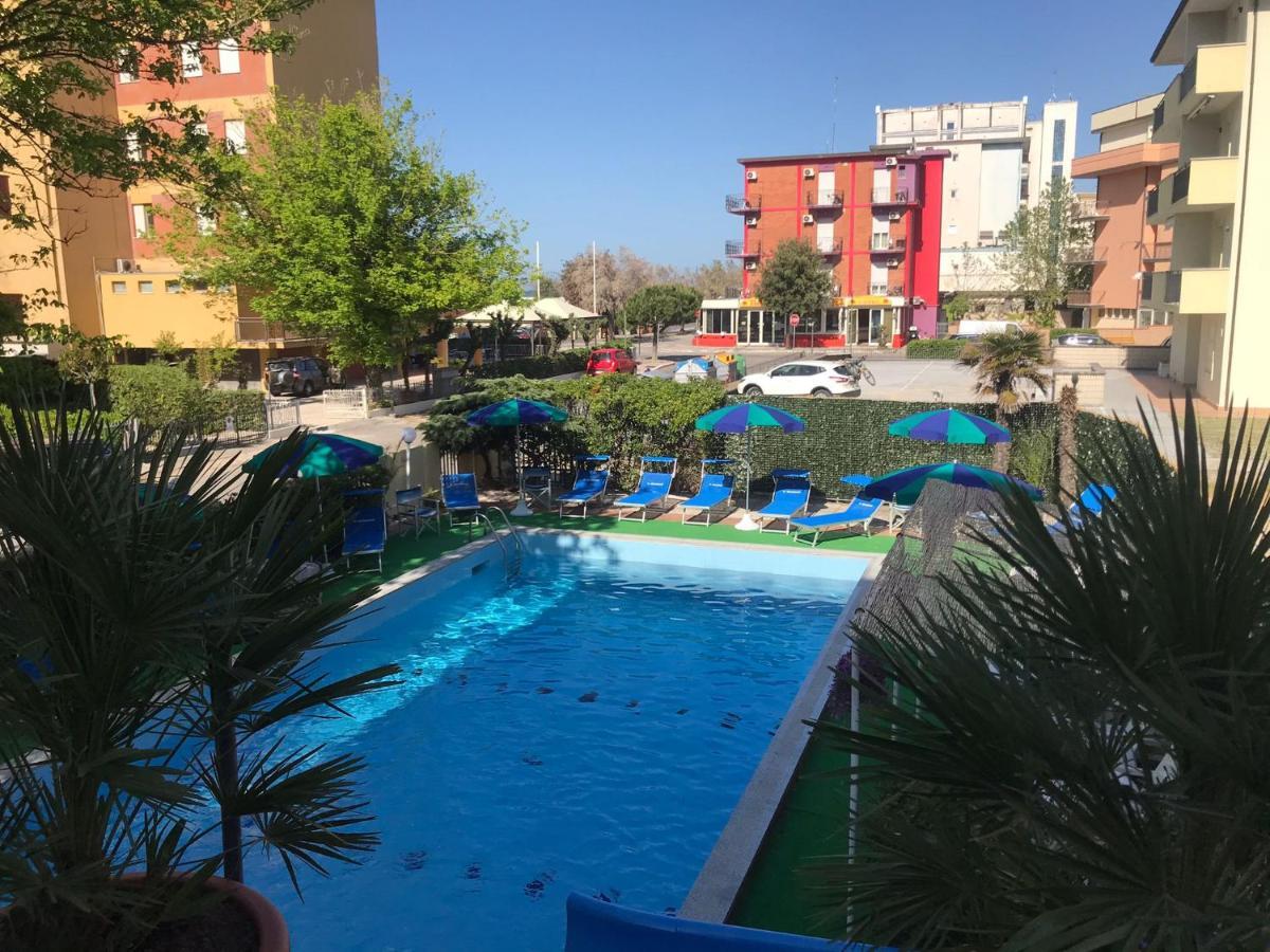 Club Hotel Residence Чезенатико Экстерьер фото