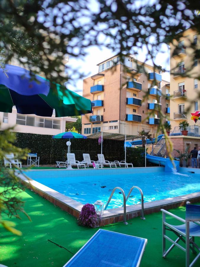 Club Hotel Residence Чезенатико Экстерьер фото