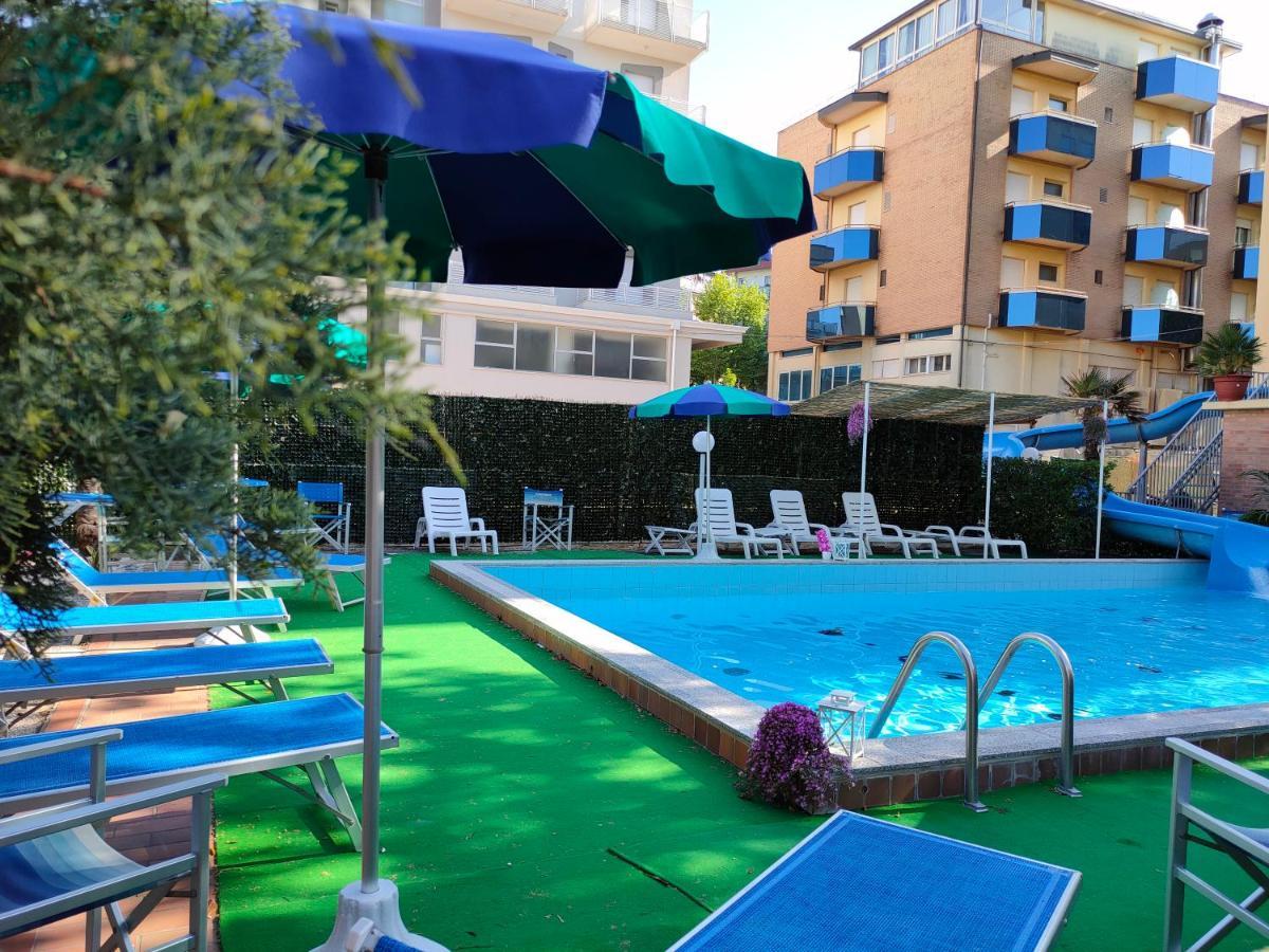 Club Hotel Residence Чезенатико Экстерьер фото