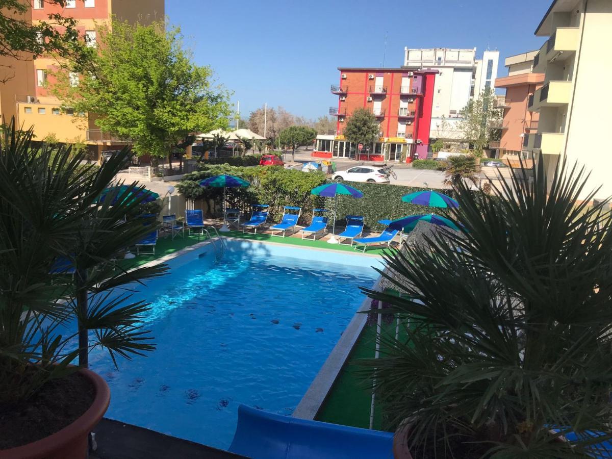 Club Hotel Residence Чезенатико Экстерьер фото