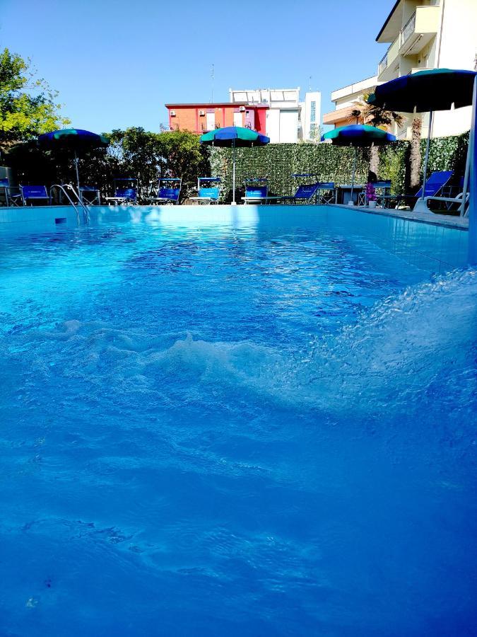 Club Hotel Residence Чезенатико Экстерьер фото