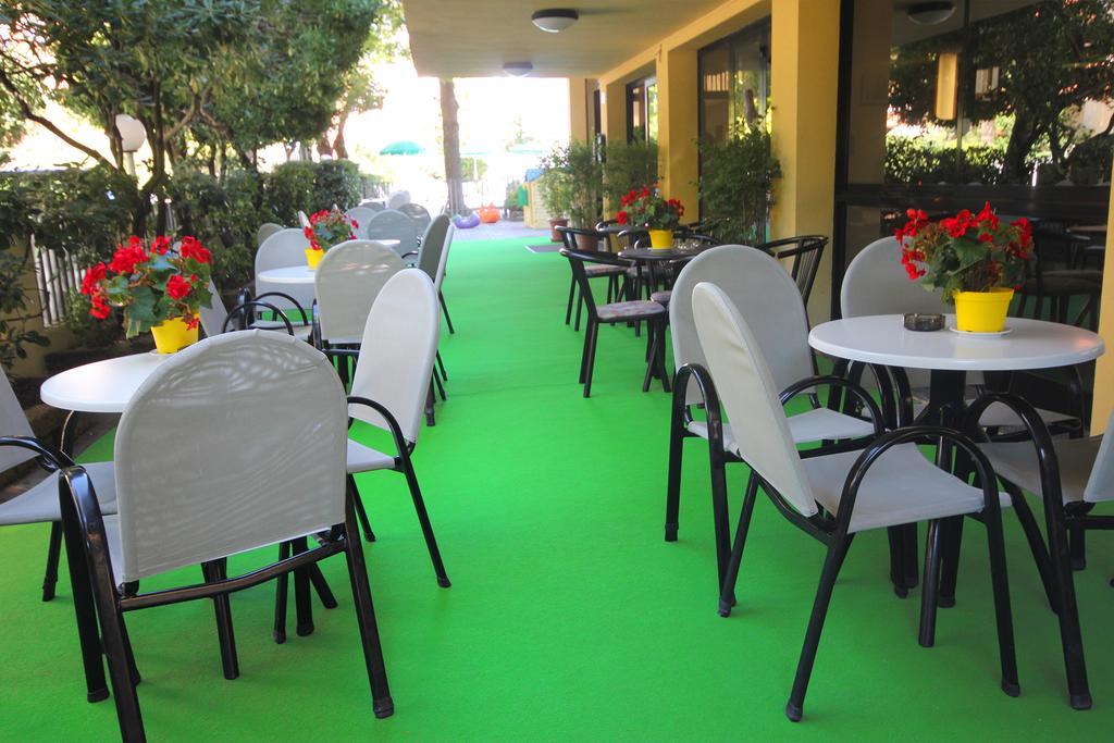 Club Hotel Residence Чезенатико Экстерьер фото