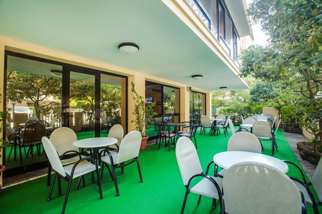 Club Hotel Residence Чезенатико Экстерьер фото