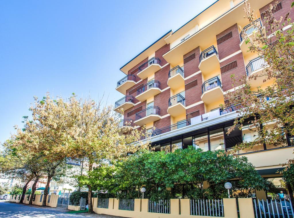 Club Hotel Residence Чезенатико Экстерьер фото